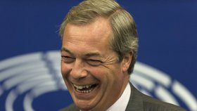 Euroskeptik Nigel Farage na tiskovce ve Štrasburku