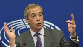 Euroskeptik Nigel Farage na tiskovce ve Štrasburku, kde zasedal Evropský parlament.