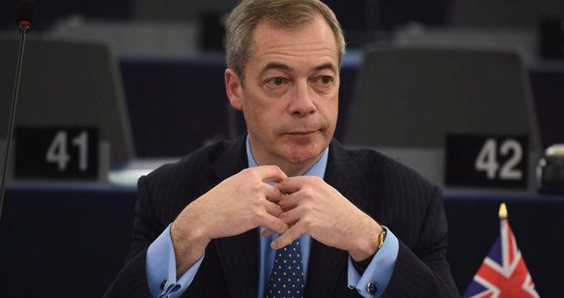 Další „zbabělec“ po brexitu? Šéf UKIPU a euroskeptik Farage ohlásil rezignaci