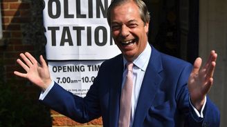 Rozvrat britské politiky pokračuje: Volby by vyhráli Liberální demokraté, druhý je brexitář Farage