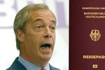 Stoupenec brexitu chce německý pas? Farage čekal ve frontě u německé ambasády.