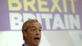Stoupenec brexitu chce německý pas? Farage čekal ve frontě u německé ambasády 