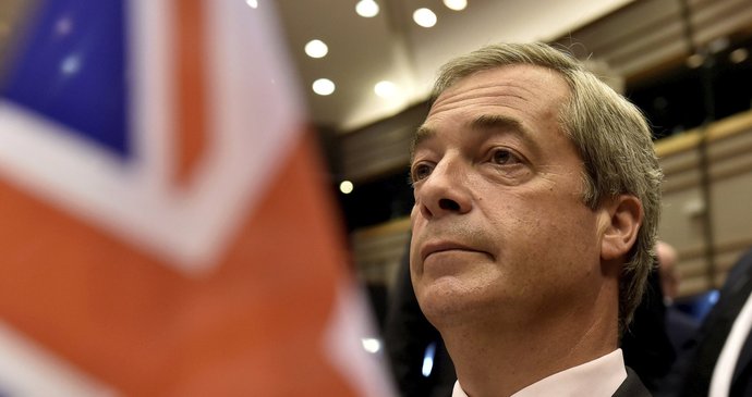 Stoupenec brexitu chce německý pas? Farage čekal ve frontě u německé ambasády.