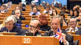 Proč tu ještě jste? Juncker se v europarlamentu tvrdě opřel do Nigela Farage