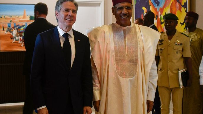 Nigerský prezident Mohamed Bazoum (vpravo) jednal v březnu s americkým ministrem zahraničí Antony Blinkenem.