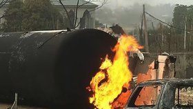Nejméně tři lidé přišli v noci na dnešek o život při explozi cisterny přepravující benzín, jejíž řidič svezl sedm stopařů (ilustrační foto).