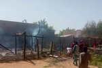 Při požáru školy, jež byla postavena ze slámy, zemřely desítky dětí.