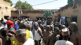 V Nigérii objevili další dům hrůzy. Ve škole drželi v okovech až 300 chlapců.