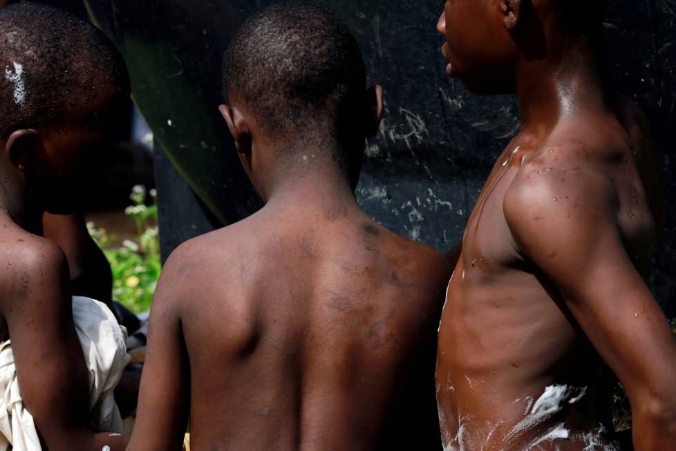 Nigerijská policie osvobodila již dříve téměř 500 mužů a dětí z okovů.