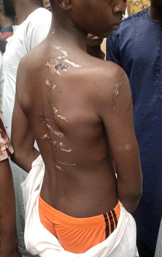 Nigerijská policie osvobodila již dříve téměř 500 mužů a dětí z okovů.