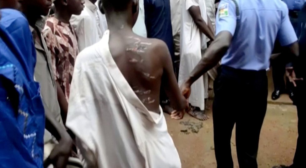Nigerijská policie osvobodila již dříve téměř 500 mužů a dětí z okovů.