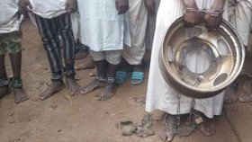 Nigerijská policie osvobodila unesených 300 mužů a dětí z okovů