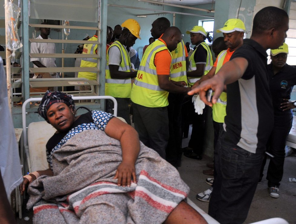 Zraněná žena v péči záchranářů