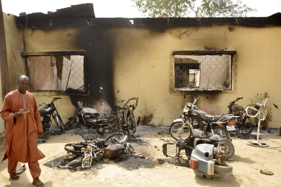 Nigérií zasáhlo v pátek večer na 20 explozí a přestřelek.