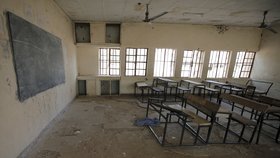 Pátrání po unesených školačkách v Nigérii stále pokračuje. Zničená učebna.