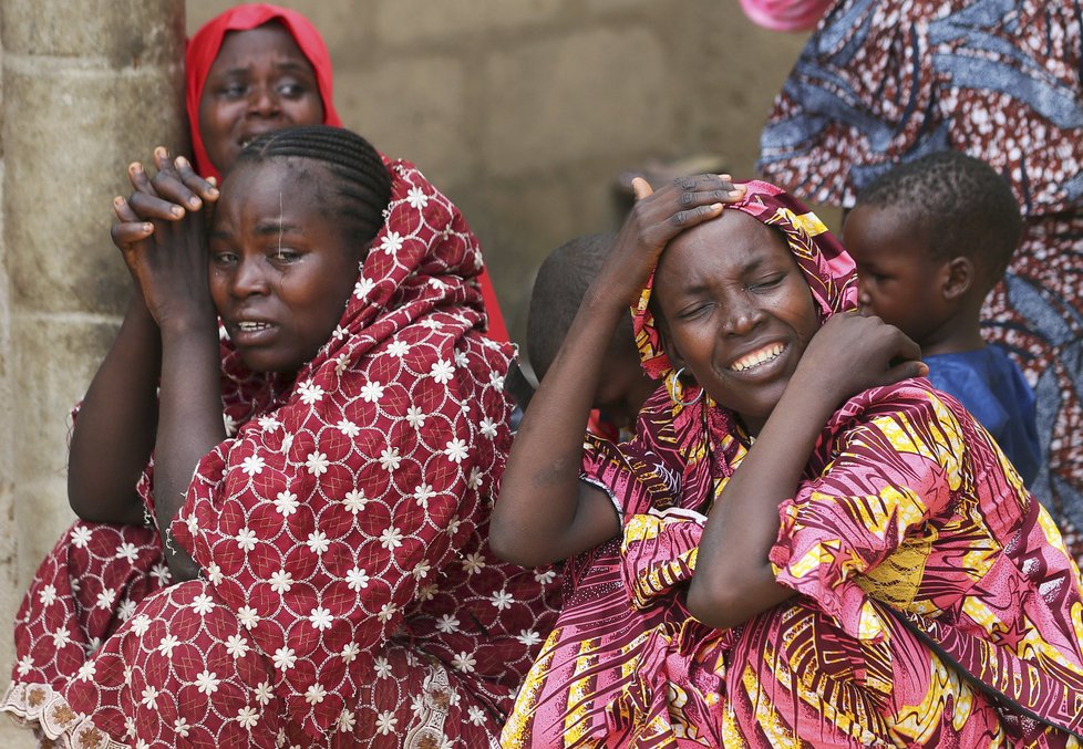 Dívky, kterým se z napadené školy podařilo utéct. Boko Haram ze školy v Dapchi unesla přes 100 školaček.