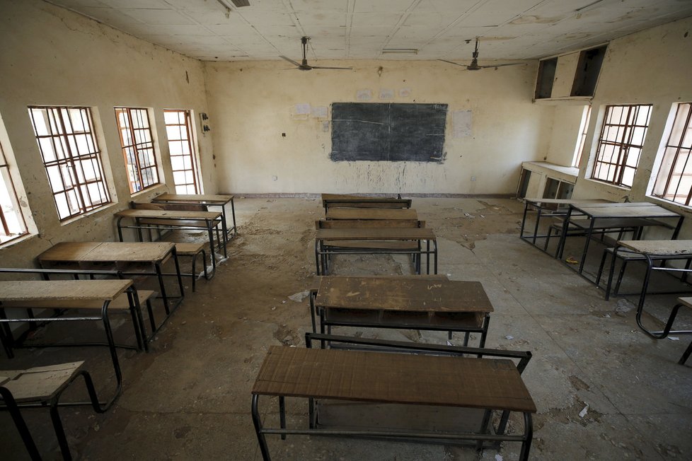 Boko Haram ze školy v Dapchi unesla přes 100 školaček. Zničená učebna.