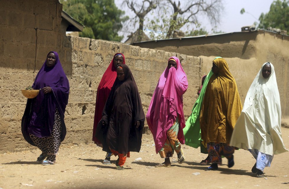 Dívky nejdříve unesli teroristé z Boko Haram, pak se staly obětí pašeráků