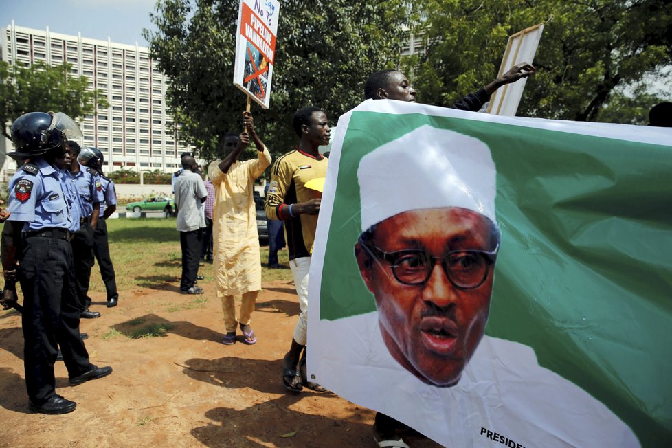 Nigerijský prezident Buhari popřel konspirační teorie o tom, že ho nahradil súdánský dvojník, (2. 12. 2018).