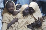 Nigerijské vládě se podařilo vyjednat propuštění školaček, které unesla teroristická organizace Boko Haram.