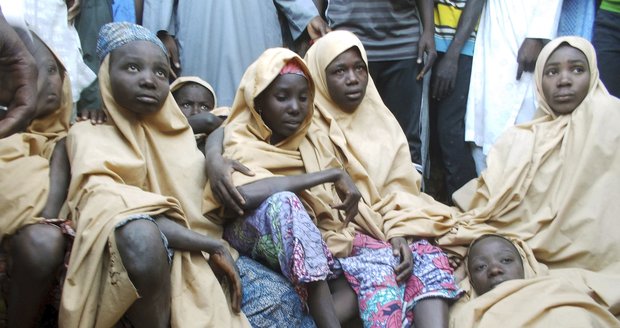 Unesené školačky se vrací domů ze zajetí teroristů. Dojednala to vláda v Nigérii