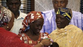 Nigerijské bezpečnostní složky osvobodily 96 rukojmí. Mezi nimi i 19letou dívku, která porodila únosci dítě.