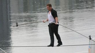 Kaskadér Wallenda zkusí přejít Niagarské vodopády po laně