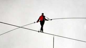 Kaskadér Nik Wallenda přešel po laně Niagarské vodopády