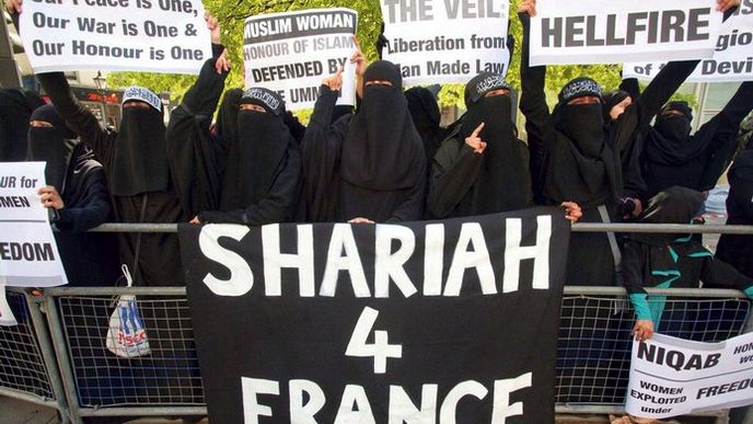 Nikáb nedáme. Muslimky protestovaly před francouzským velvyslanectvím v Londýně proti zákonu, který ve Francii zakazuje muslimským ženám chodit na veřejnosti zahalené
