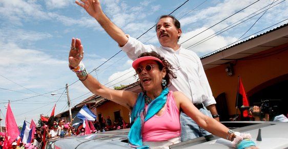Nikaraguiský prezident Daniel Ortega spolu s manželkou Rosalií Murillovou během prezidentské kampaně v roce 2006. Od té doby byl zvolen celkem třikrát prezidentem, naposledy v roce 2016 (28.5.2018).