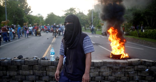 84 mrtvých za šest týdnů. Krvavé protesty mají smést prezidenta Ortegu a jeho ženu