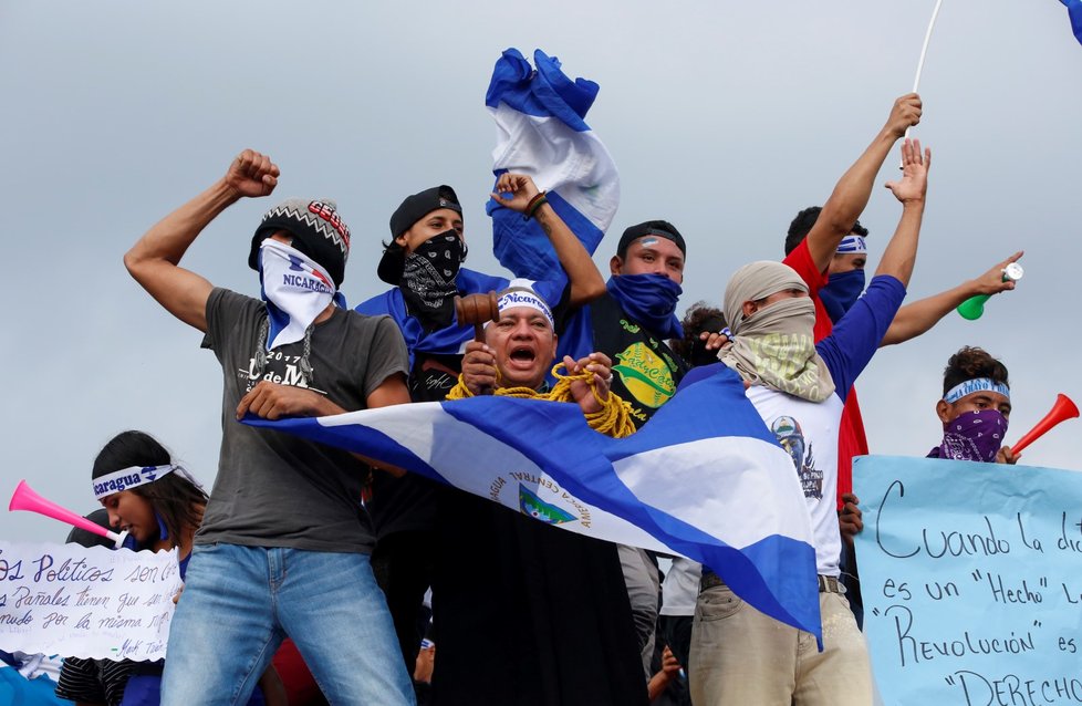 Od poloviny dubna zemřelo při protivládních protestech v Nikaragui už 300 lidí a na 860 dalších bylo zraněno. Demonstranti požadují odchod prezidenta Daniela Ortegy (27.5.2018).