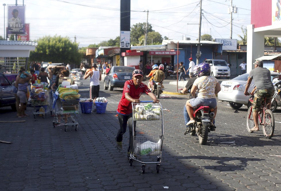 Rabování během protestů v Nikarague.