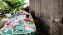 Garifunové jsou tradičně rybáři. Jejich čluny tu uvidíte všude, třeba za domem, kde se i suší prádlo.