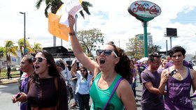 Nikaragujské ženy při pochodu během Mezinárodního dne žen