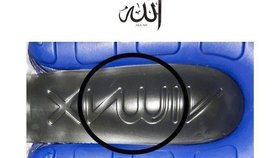 Logo vyobrazené na podrážkách bot řady Air Max značky Nike podle některých muslimů připomíná arabský symbol pro Alláha. Petici za stažení bot z trhu už na internetu podepsalo přes 30 tisíc lidí.