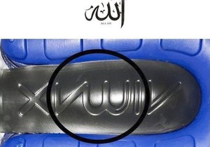 Logo vyobrazené na podrážkách bot řady Air Max značky Nike podle některých muslimů připomíná arabský symbol pro Alláha. Petici za stažení bot z trhu už na internetu podepsalo přes 30 tisíc lidí.