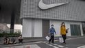 Společnost Nike ostatně v pátek uvedla na trh nový model tenisek pro ženy, o které vzápětí projevilo zájem na 350 tisíc čínských zákaznic.