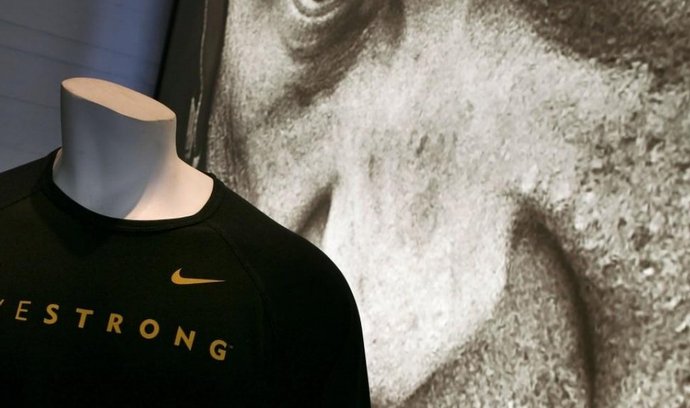 Nike rozvázala reklamní smlouvu s Lancem Armstrongem