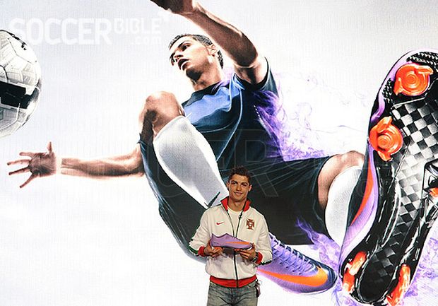 Cristiano Ronaldo představil novou kopačku jako první. Cristiano Ronaldo představil novou kopačku jako první.
