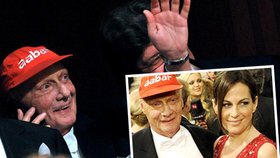 Niki Lauda dorazil na ples se svou manželkou Birgit. Nezapomněl si vzít svou oblíbenou kšiltovku