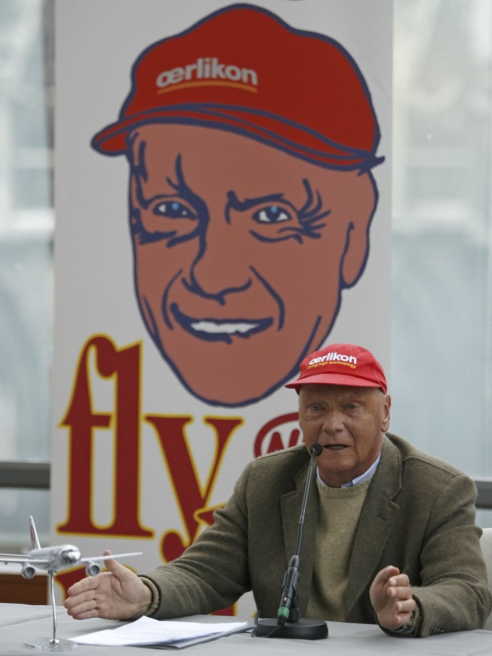 Niki Lauda je slavný pilot Formule 1