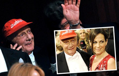 Niki Lauda dorazil na ples se svou manželkou Birgit. Nezapomněl si vzít svou oblíbenou kšiltovku