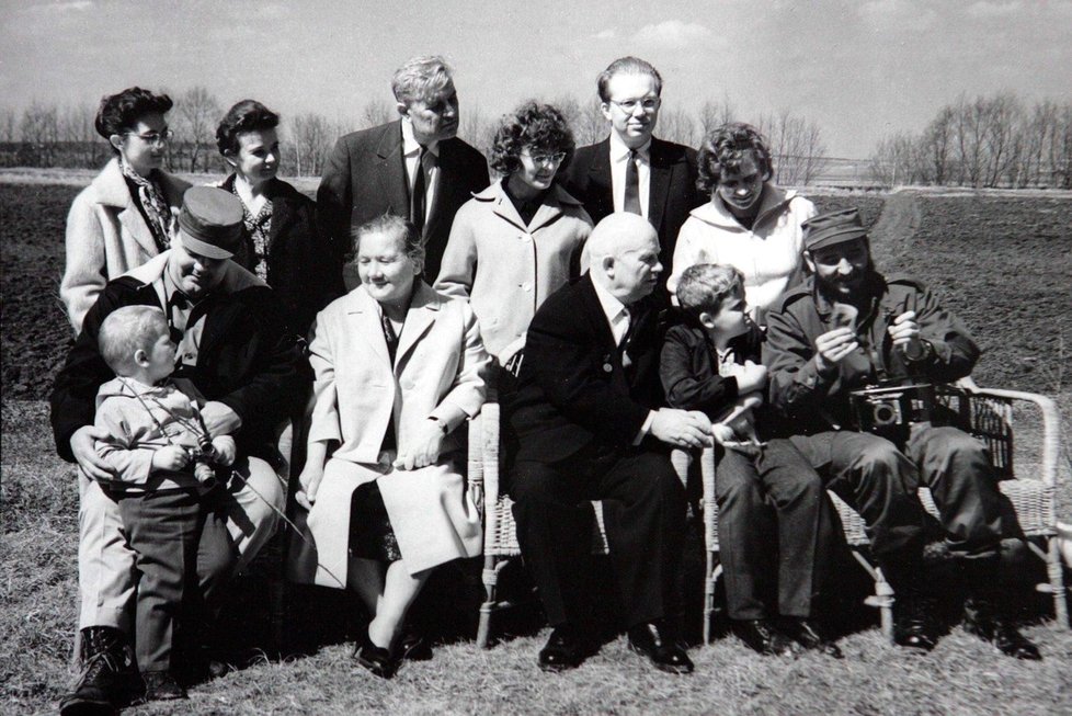 Nikita Chruščov s rodinou a Fidelem Castrem