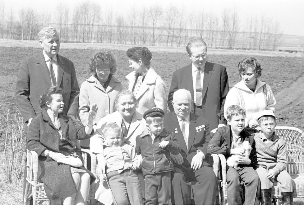 Nikita Chruščov s rodinou