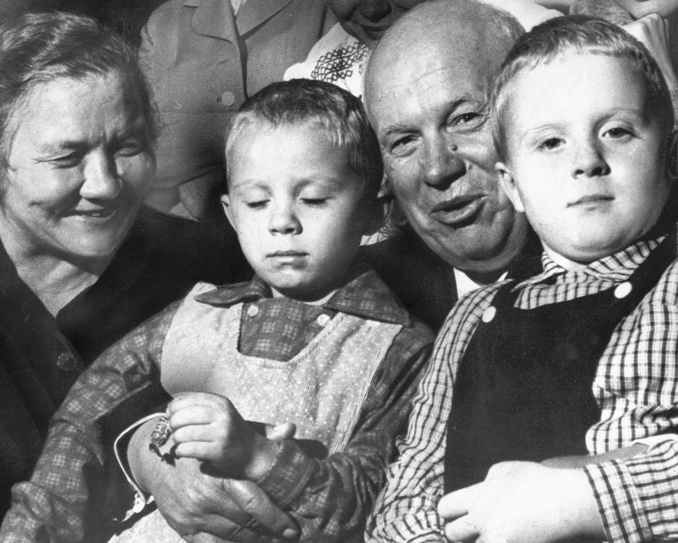 Nikita Chruščov s manželkou a vnoučky