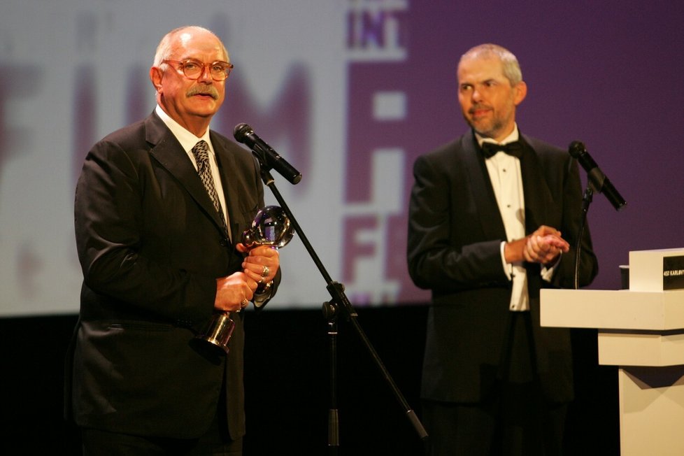 Nikita Michalkov v Karlových Varech v roce 2010 převzal z rukou prezidenta festivalu Jiřího Bartošky Křišťálový glóbus za mimořádný přínos světové kinematografii.