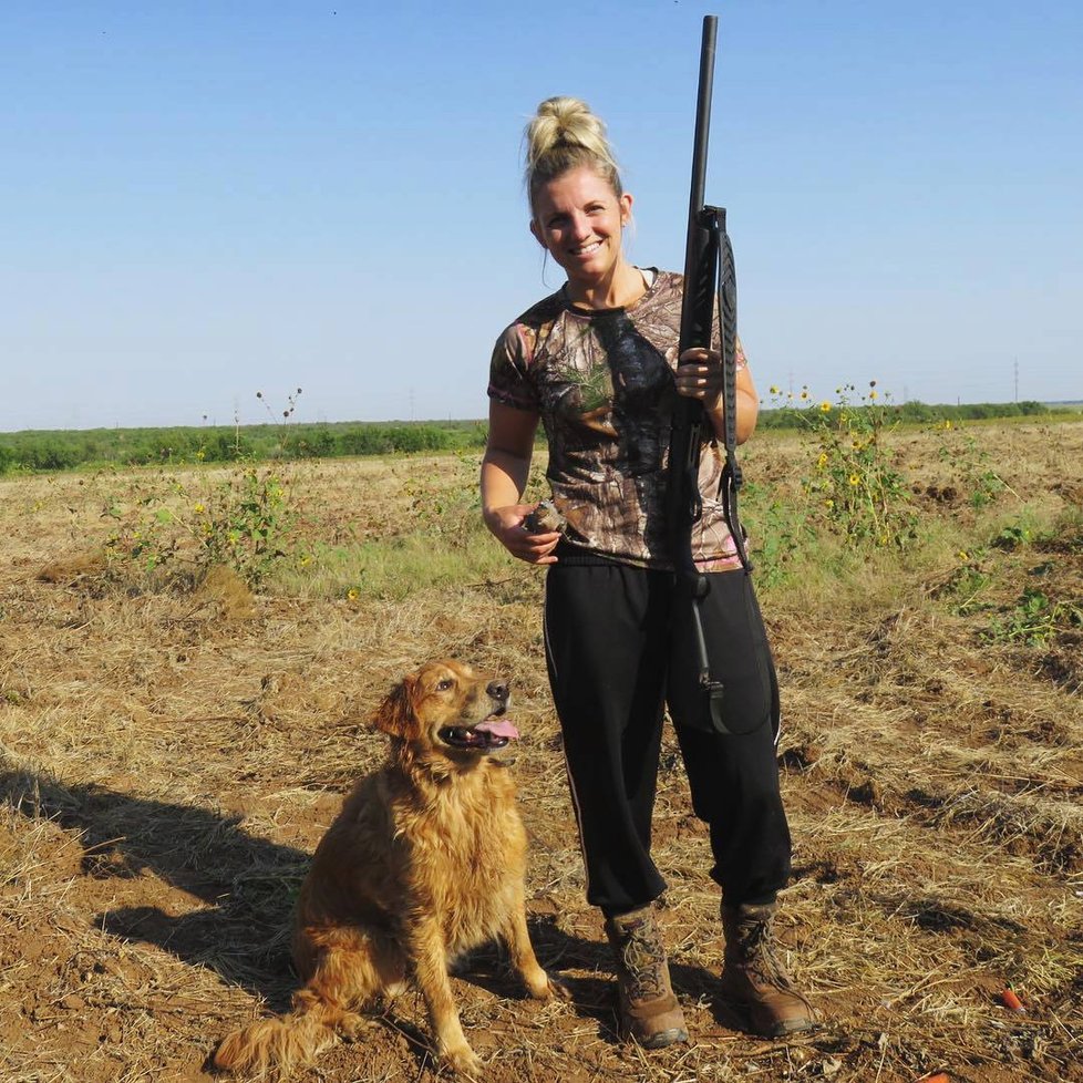 Další potížistka se zbraní: Krásná lovkyně Nikki z Texasu se za svou krvelačnou zábavu nestydí a nehodlá se změnit, i když jí lidé vyhrožují smrtí. 