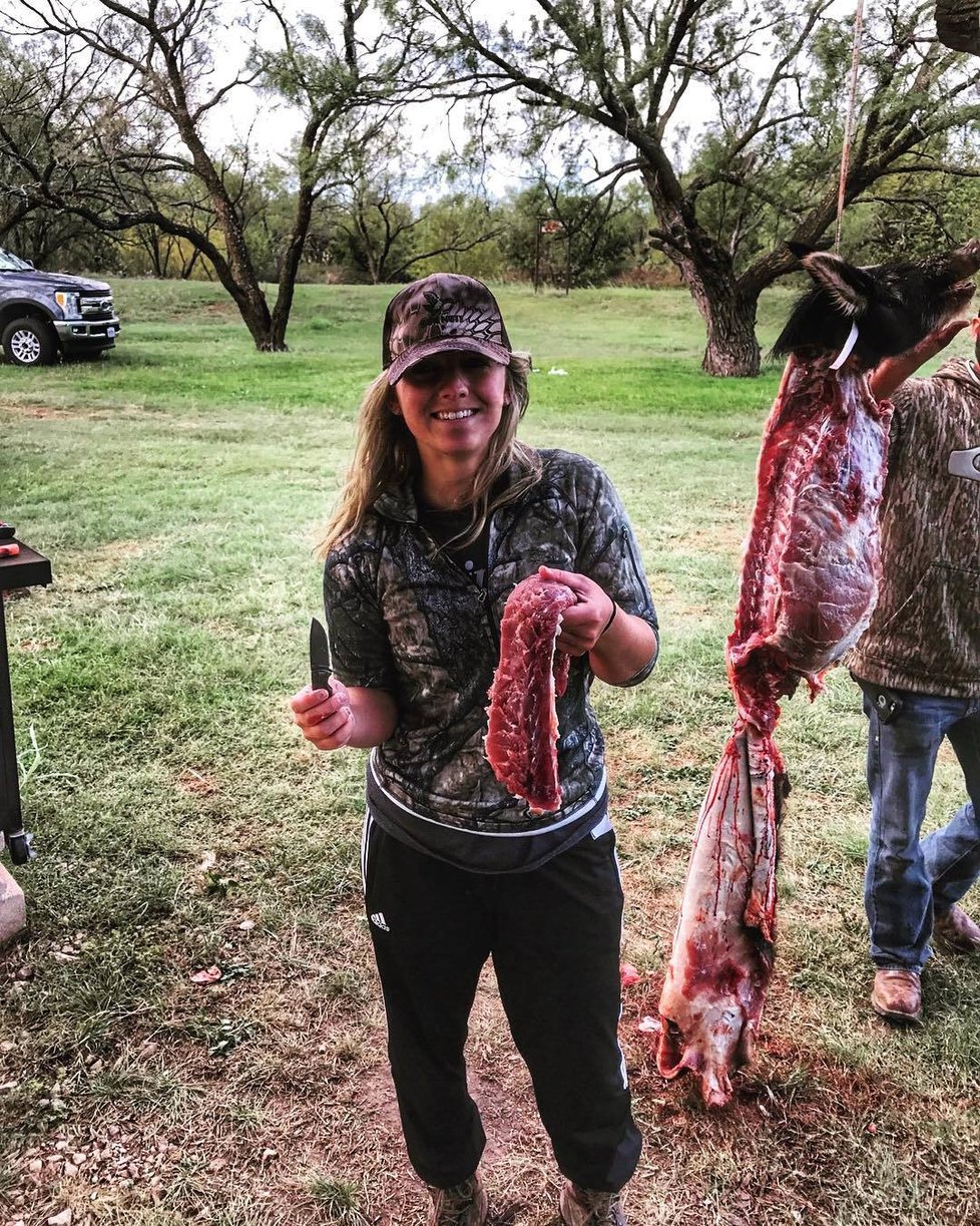 Další potížistka se zbraní: Krásná lovkyně Nikki z Texasu se za svou krvelačnou zábavu nestydí a nehodlá se změnit, i když jí lidé vyhrožují smrtí. 