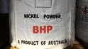 Největší těžební společnost na světě BHP Group nedávno radikálně změnila své plány. Firma se několik let pokoušela prodat svou divizi Nickel West těžící na západě Austrálie stejnojmenný kov. Nyní naopak do divize investuje